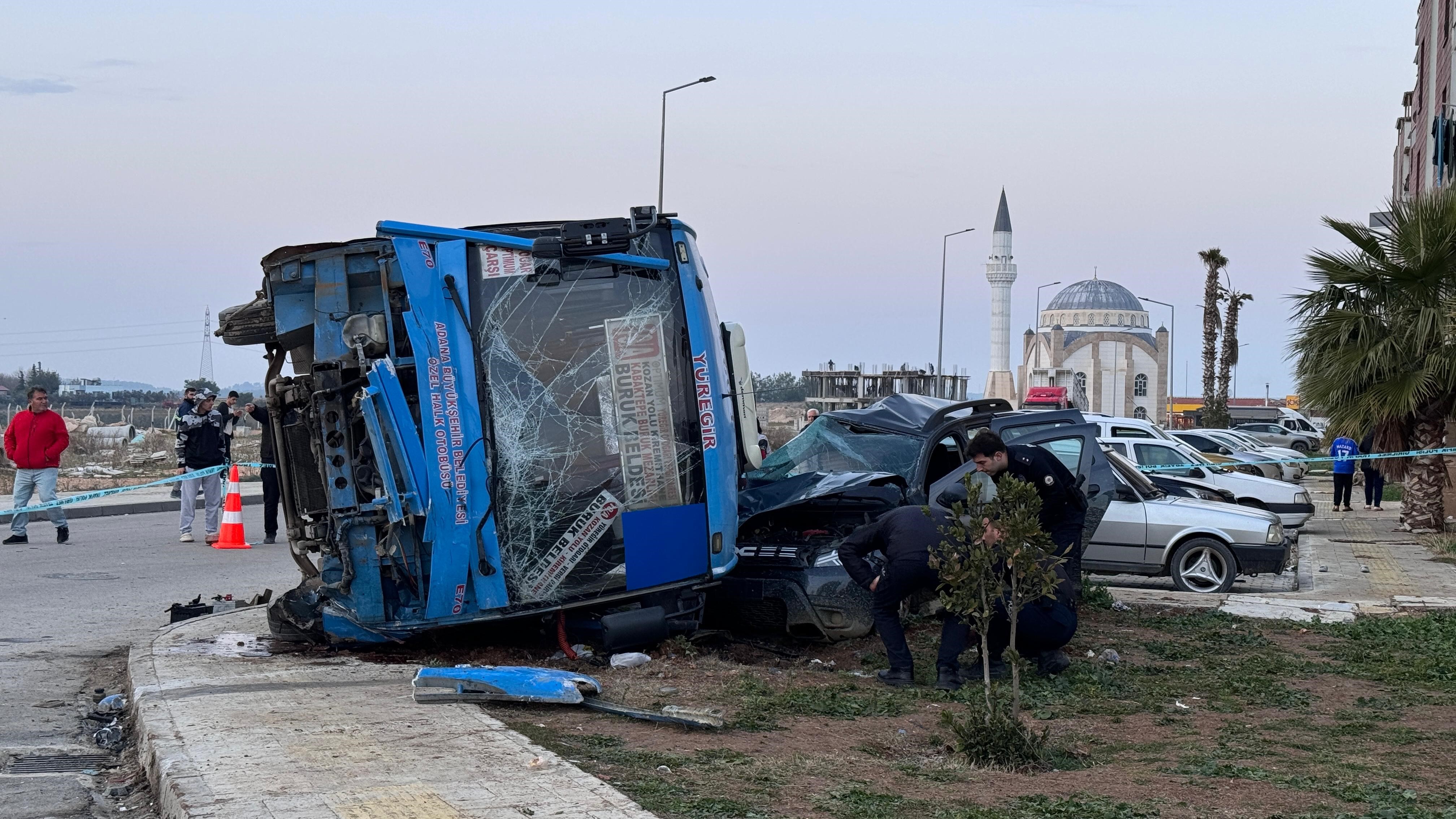 Adana'da Minibüs Ile Cipin Çarpıştığı Kazada 7 Kişi Yaralandı (2)