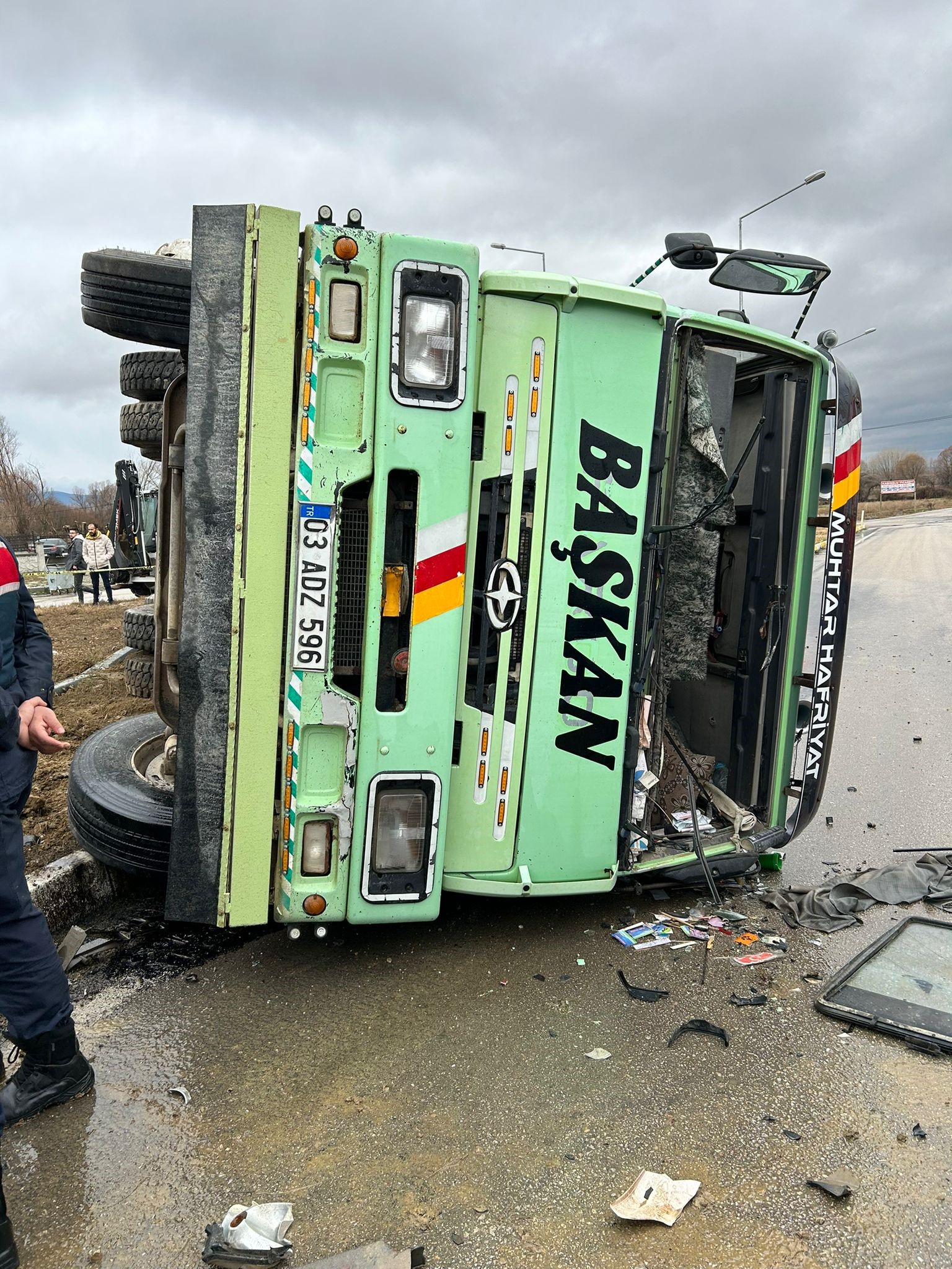 Afyonkarahisar’da Tır Ile Kamyon Çarpıştı 1 Kişi Hayatını Kaybetti (1)