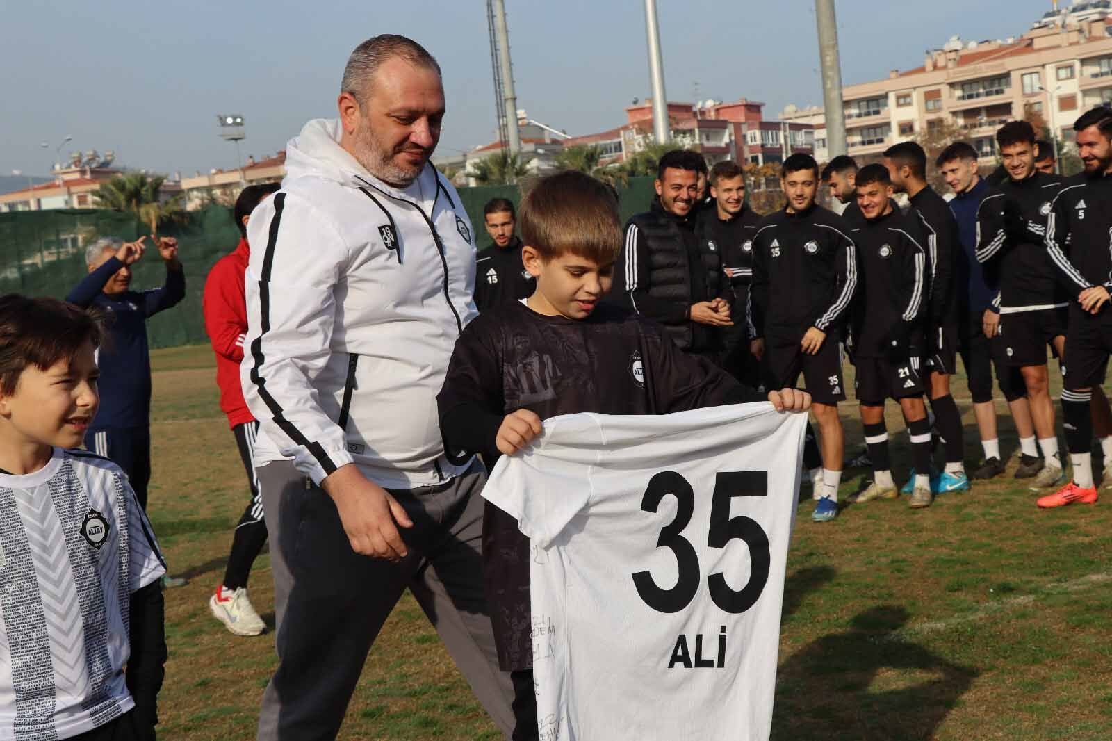 Altay’dan Minik Taraftar Kuzey’e Unutulmaz Jest2