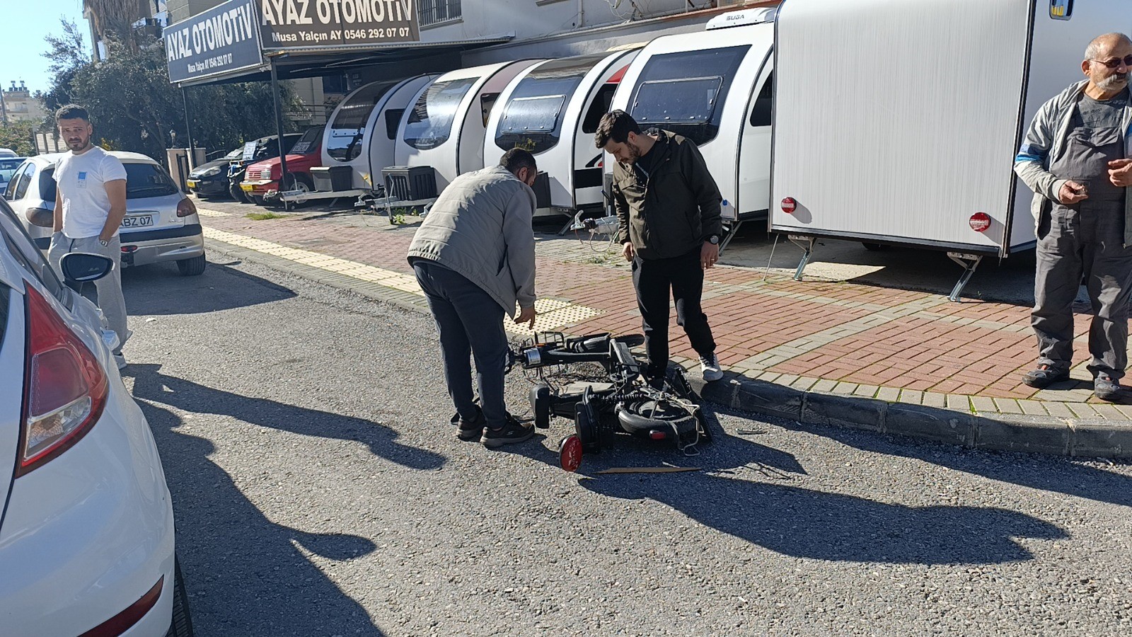 Antalya'da Otomobil Elektrikli Bisiklete Çarptı 1 Yaralı (1)