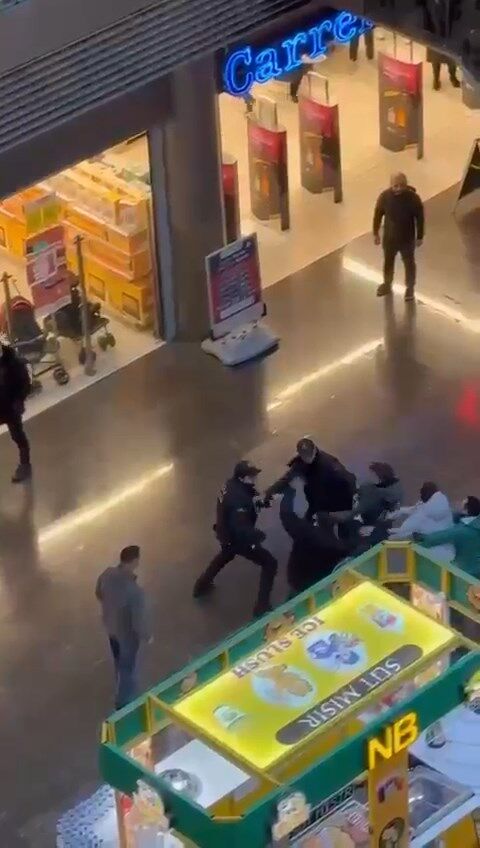 Avm'de Güvenlik Görevlileri Ile Şüpheliler Arasında Coplu Kavga (2)