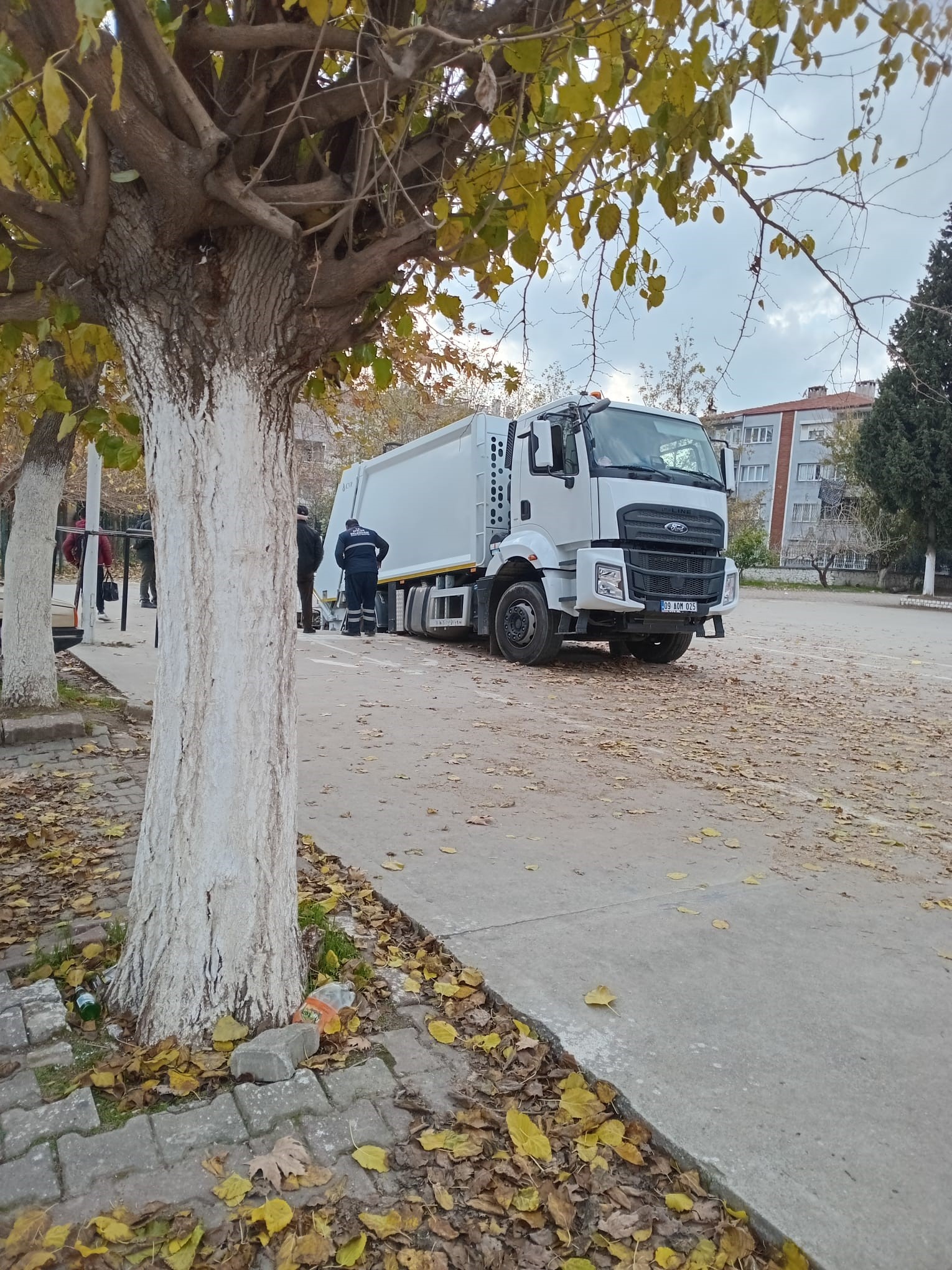 Aydın İmam Hatip Lisesi Bahçesinde Çöp Kamyonu Çukura Düştü (2)