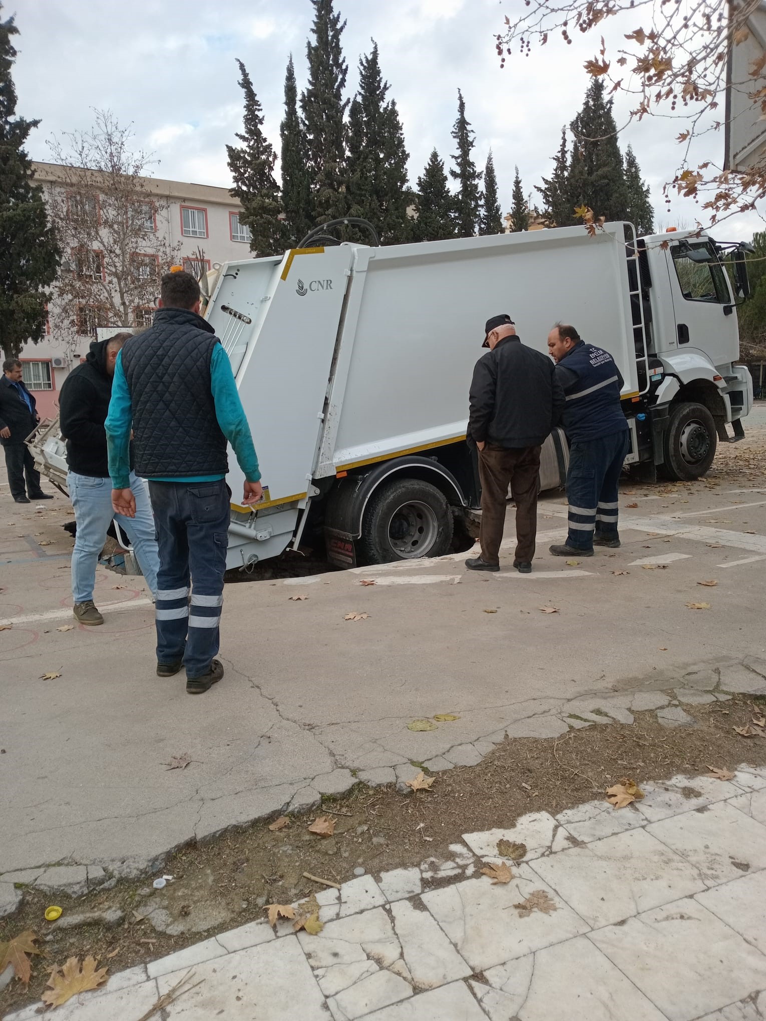 Aydın İmam Hatip Lisesi Bahçesinde Çöp Kamyonu Çukura Düştü (3)