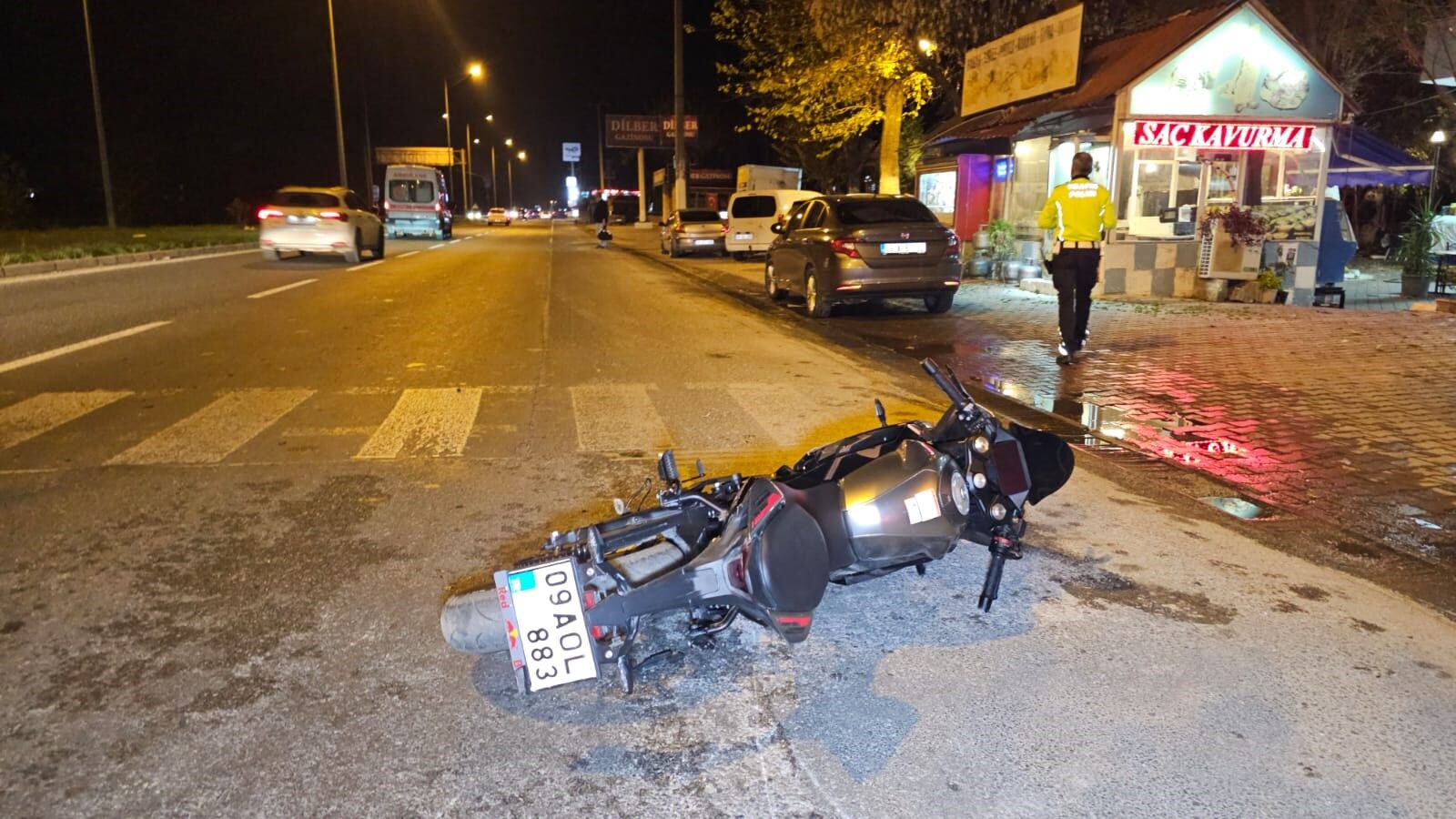 Aydın'da Kırmızı Işıkta Geçen Otomobil Motosiklete Çarptı (2)