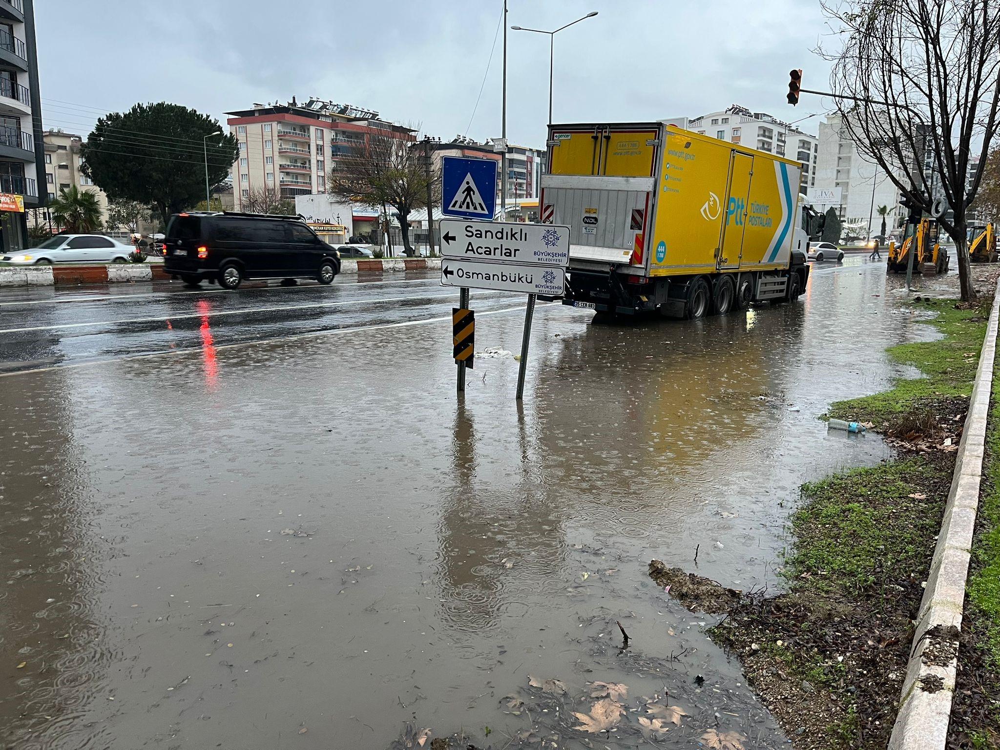 Aydın'da Kuvvetli Sağanak Yağış Karayolunu Göle Çevirdi (2)