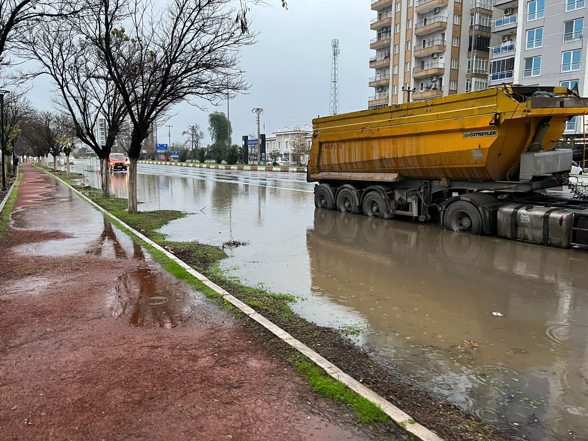 Aydın'da Kuvvetli Sağanak Yağış Karayolunu Göle Çevirdi (3)