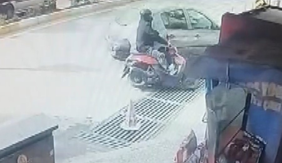 Aydın’da Otomobil Motosiklete Çarptı, Sürücü Olay Yerinden Kaçtı (2)