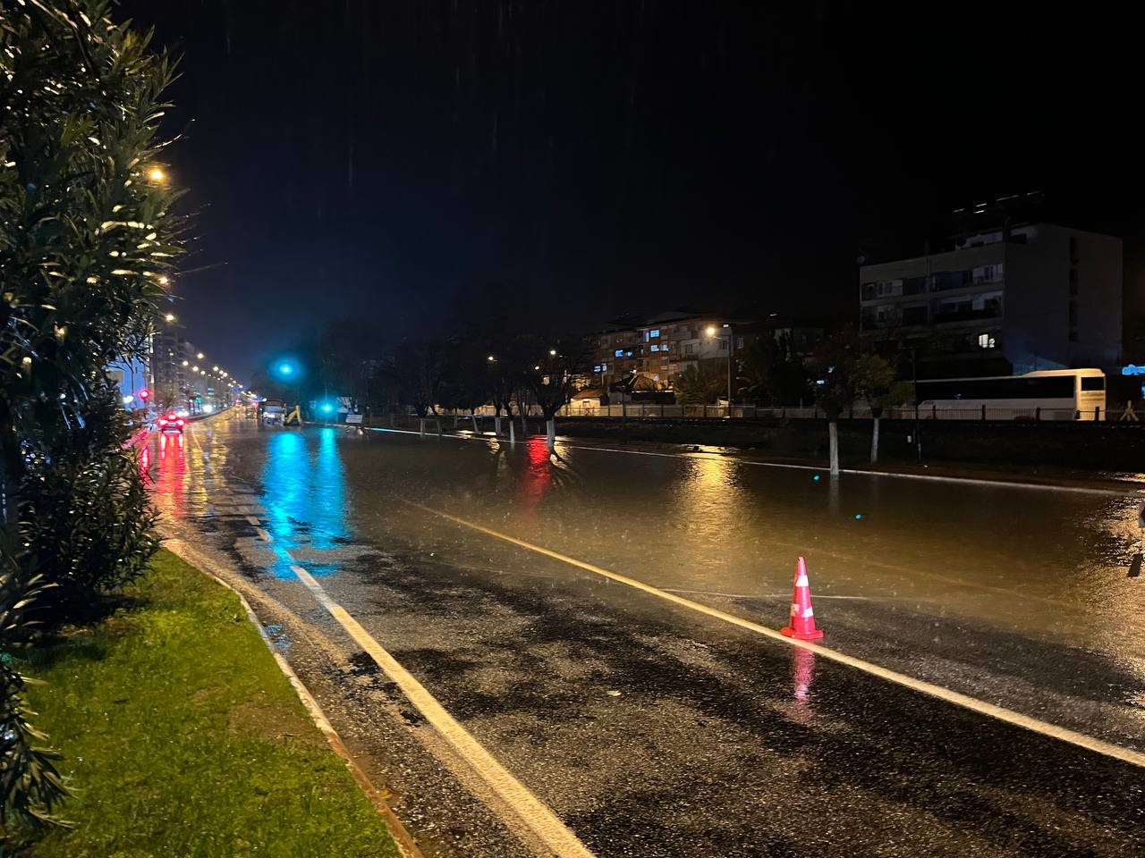 Aydın’da Sağanak Yağış Nedeniyle Karayolu Göle Döndü (3)