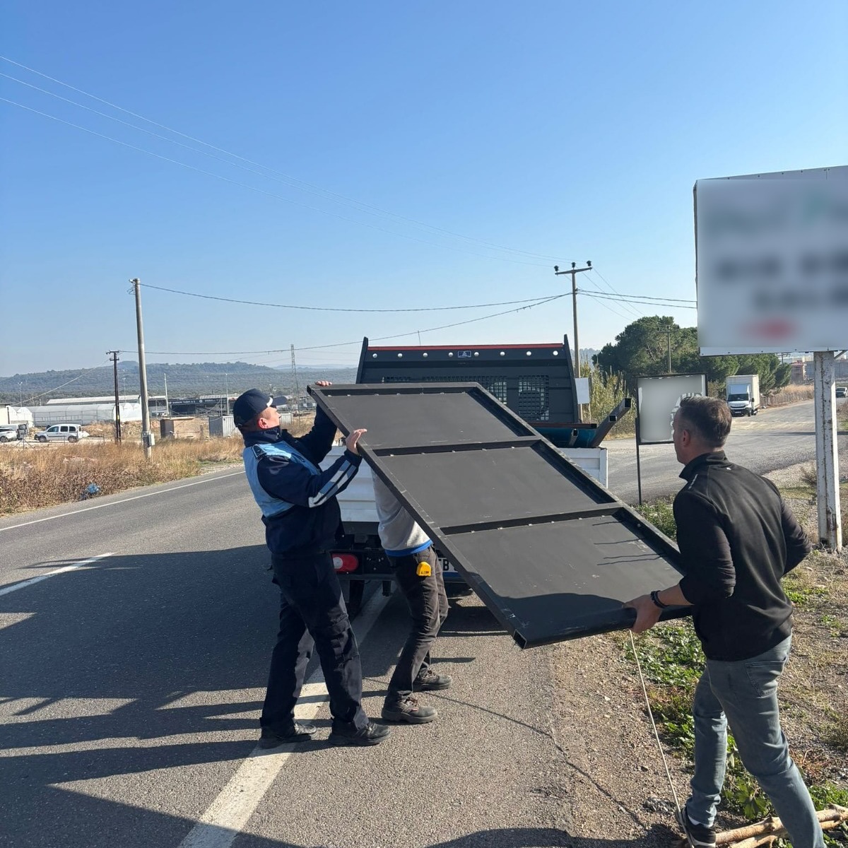 Ayvalık Belediyesi’nden Izinsiz Reklam Panolarına Ceza (4)