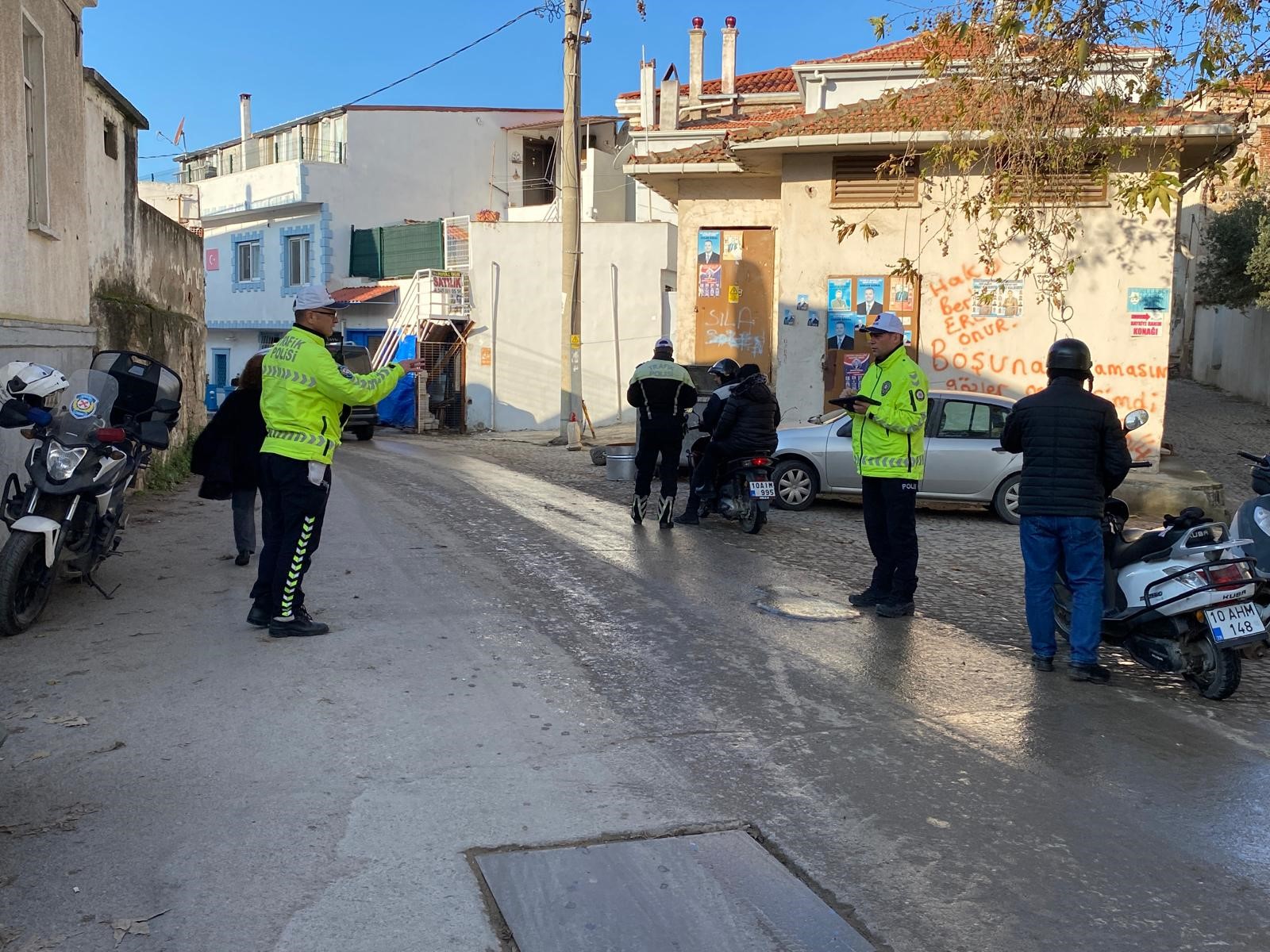 Ayvalık'ta Kask Ve Evrak Denetimi Motosiklet Sürücülerine Geçit Yok (2)