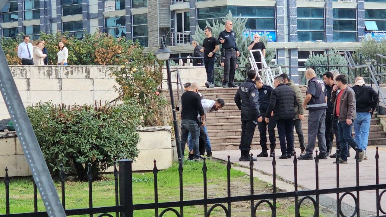 Balıkesir'de Firar Eden Zanlı, Adliye Bahçesinde Yakalandı (2)