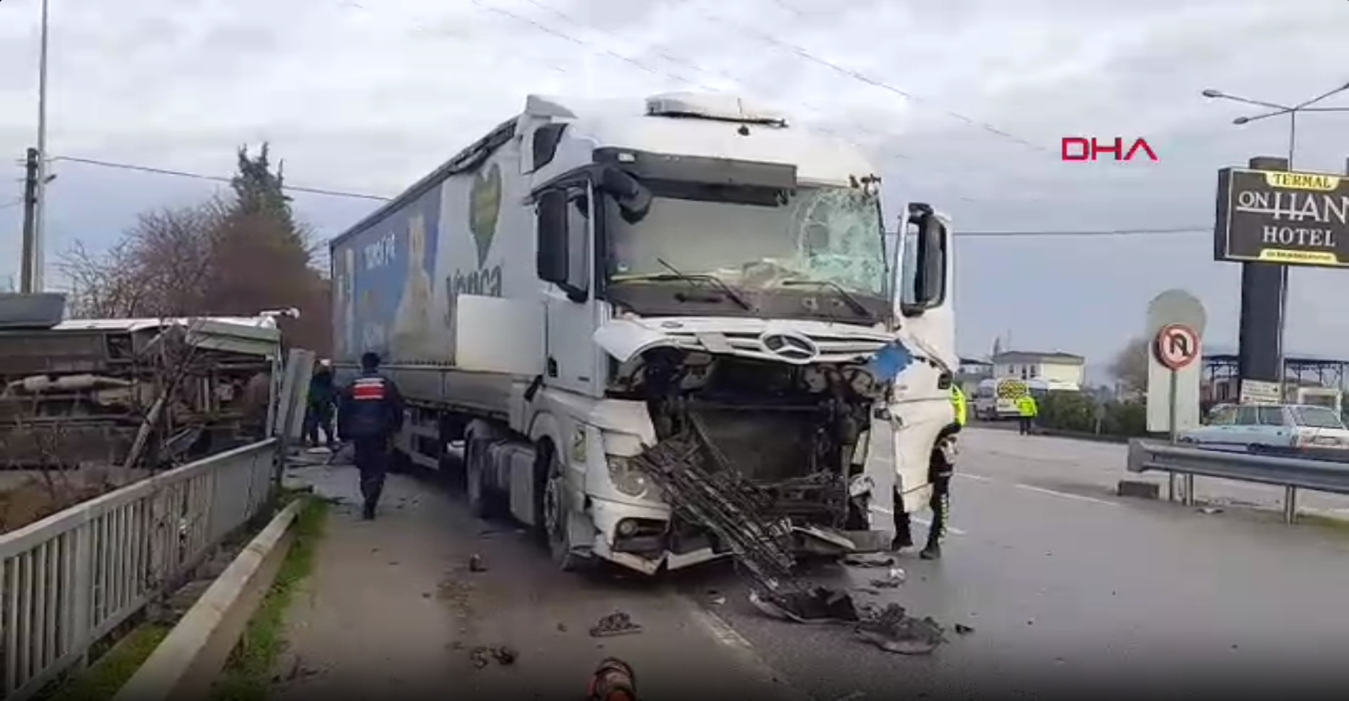 Balıkesir’de Öğrenci Servisi Ile Tır Çarpıştı 29 Yaralı, 8’I Ağır (4)