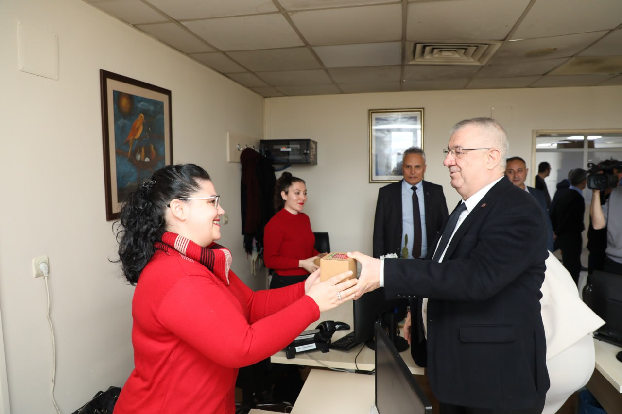 Başkan Mehmet Ertaş, Edremit Belediyesi Personelinin Yeni Yılını Kutladı (3)