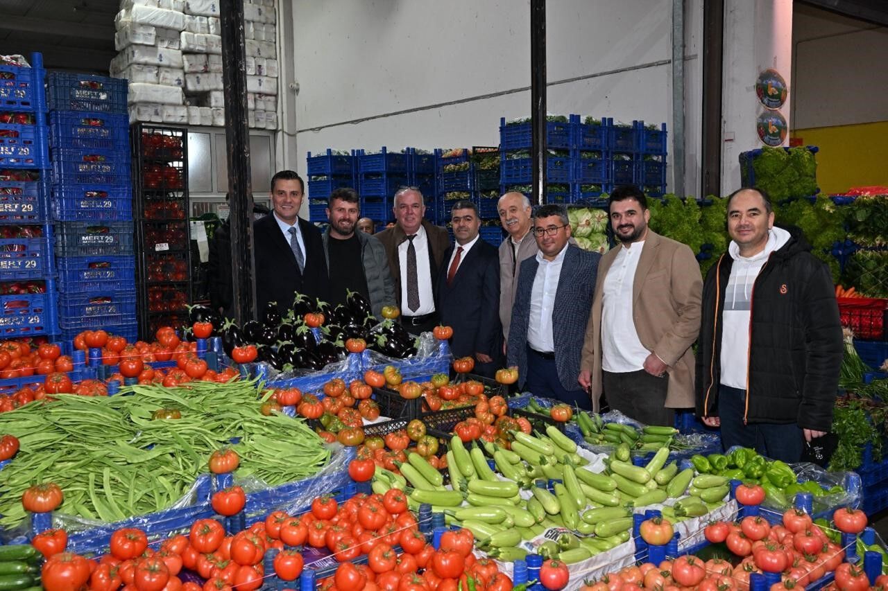 Başkan Zeyrek, Manisa Meyve Ve Sebze Hali’ni Ziyaret Etti (1)