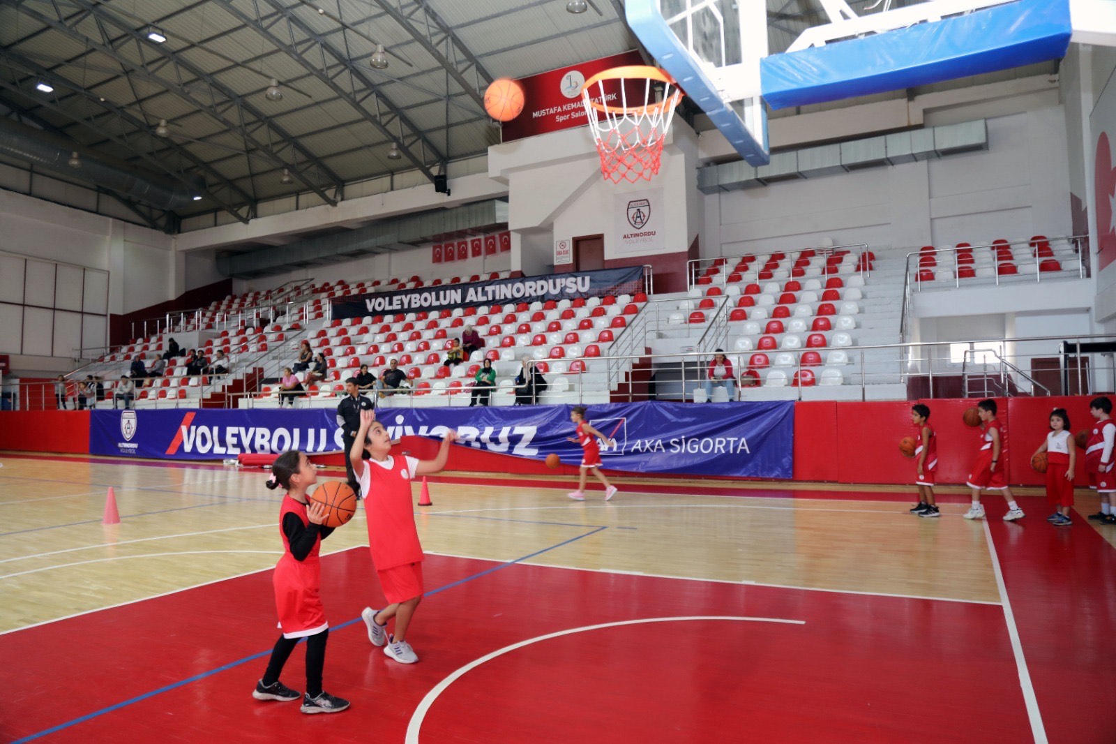 Bayraklı'da 16 Branşta 3 Bin 525 Kişi Sporla Buluştu (5)