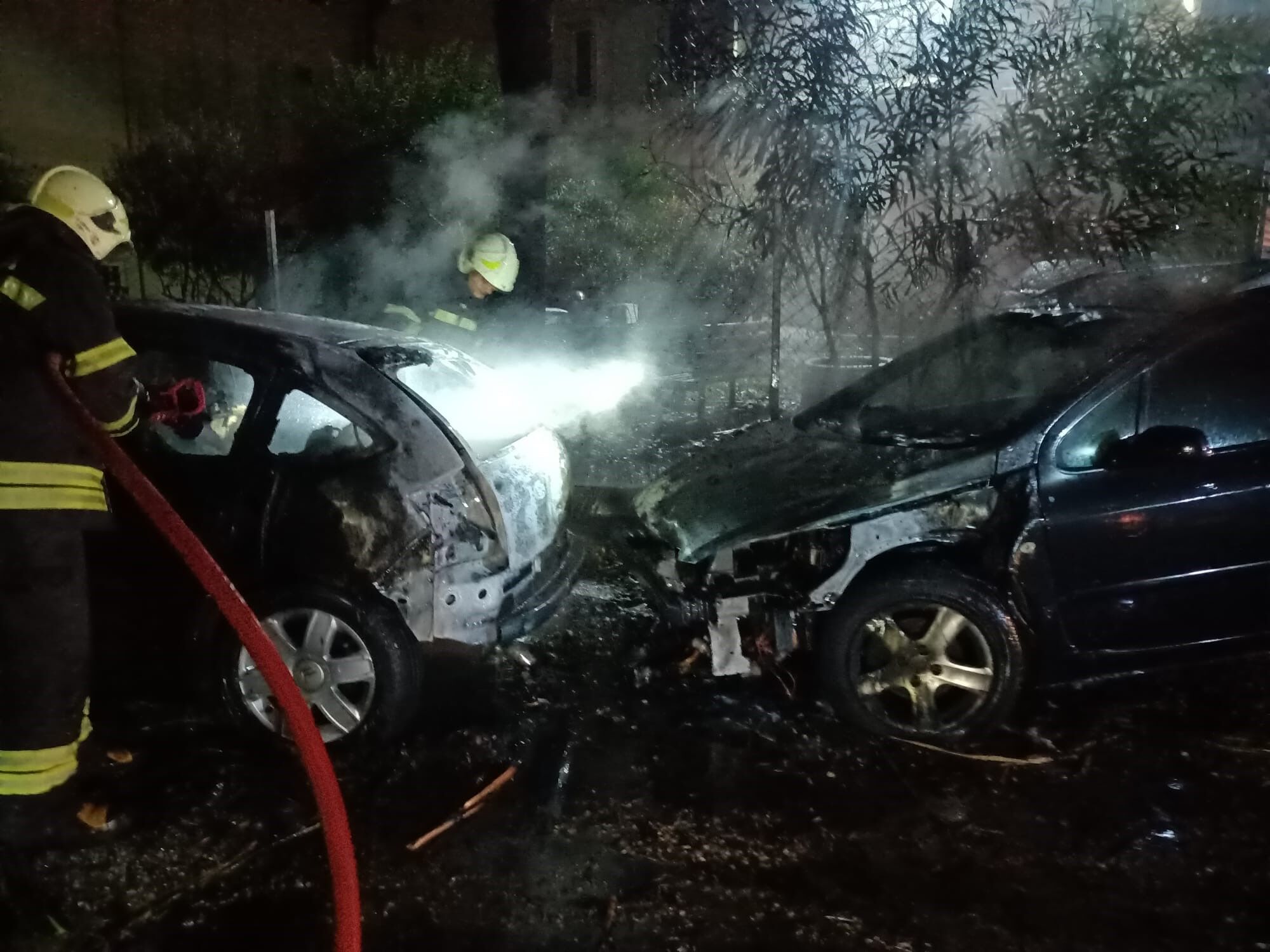 Bodrum’da Sanayi Sitesine Yıldırım Düştü İki Otomobil Yandı (1)