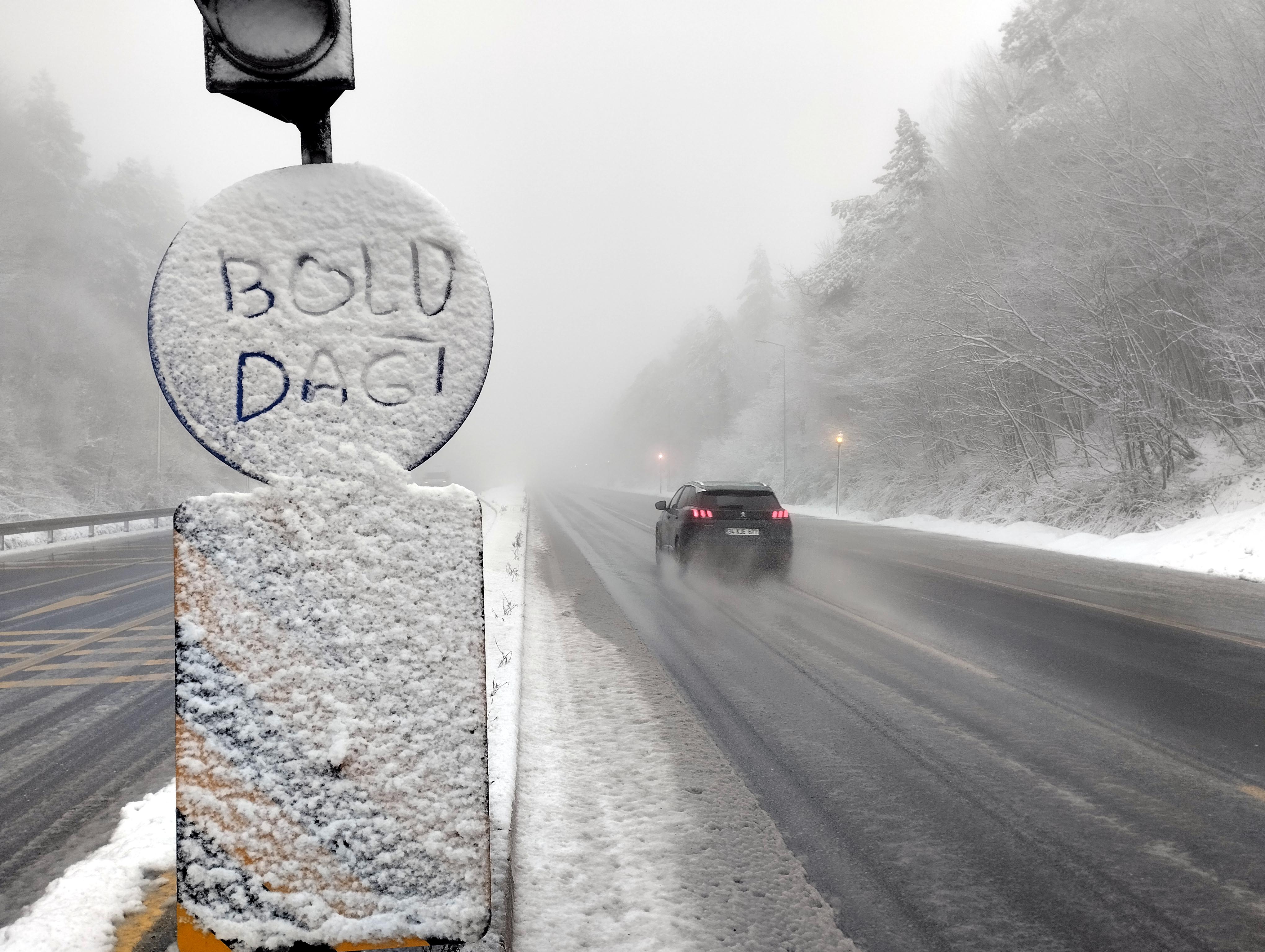 Bolu Dağı'nda Kar Yağışı Ve Sis Etkili Olmaya Başladı (2)