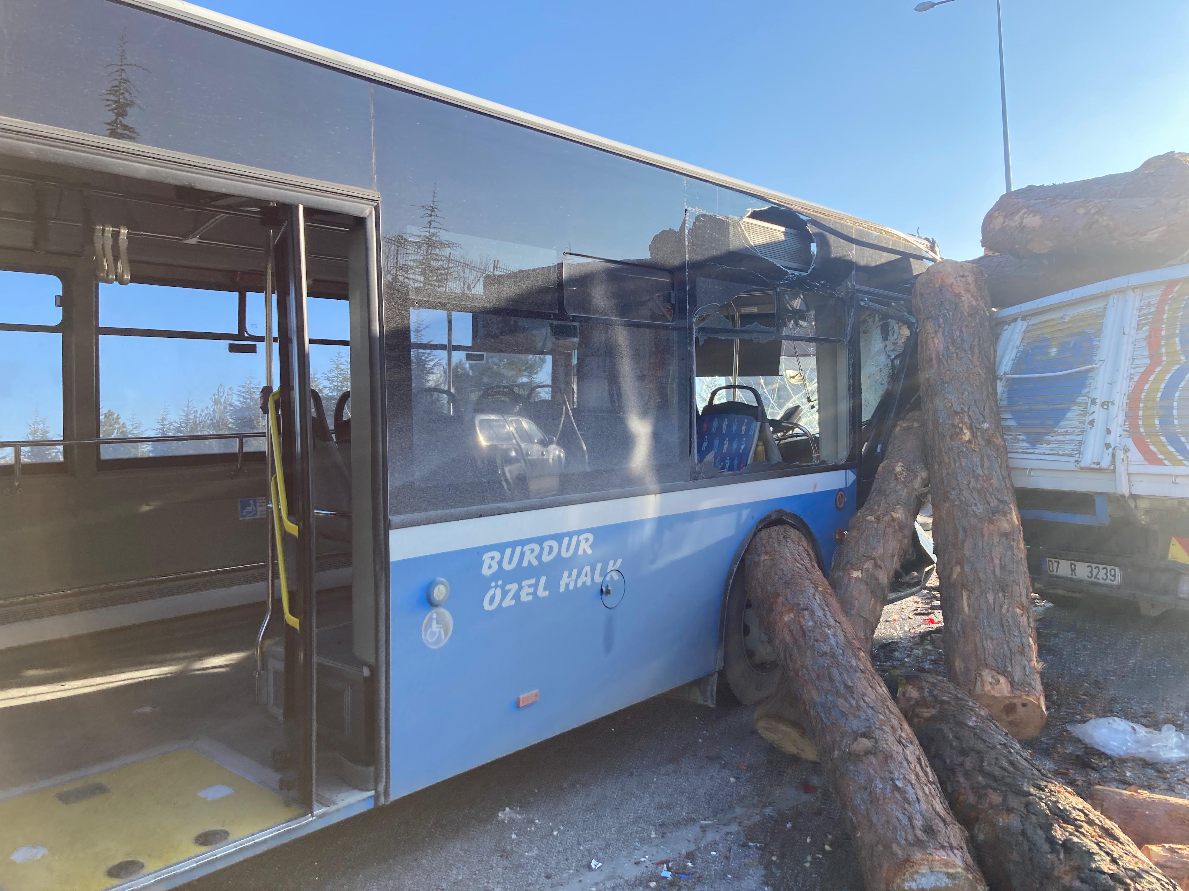 Burdur Antalya Kara Yolunda Zincirleme Kaza 6 Yaralı (2)