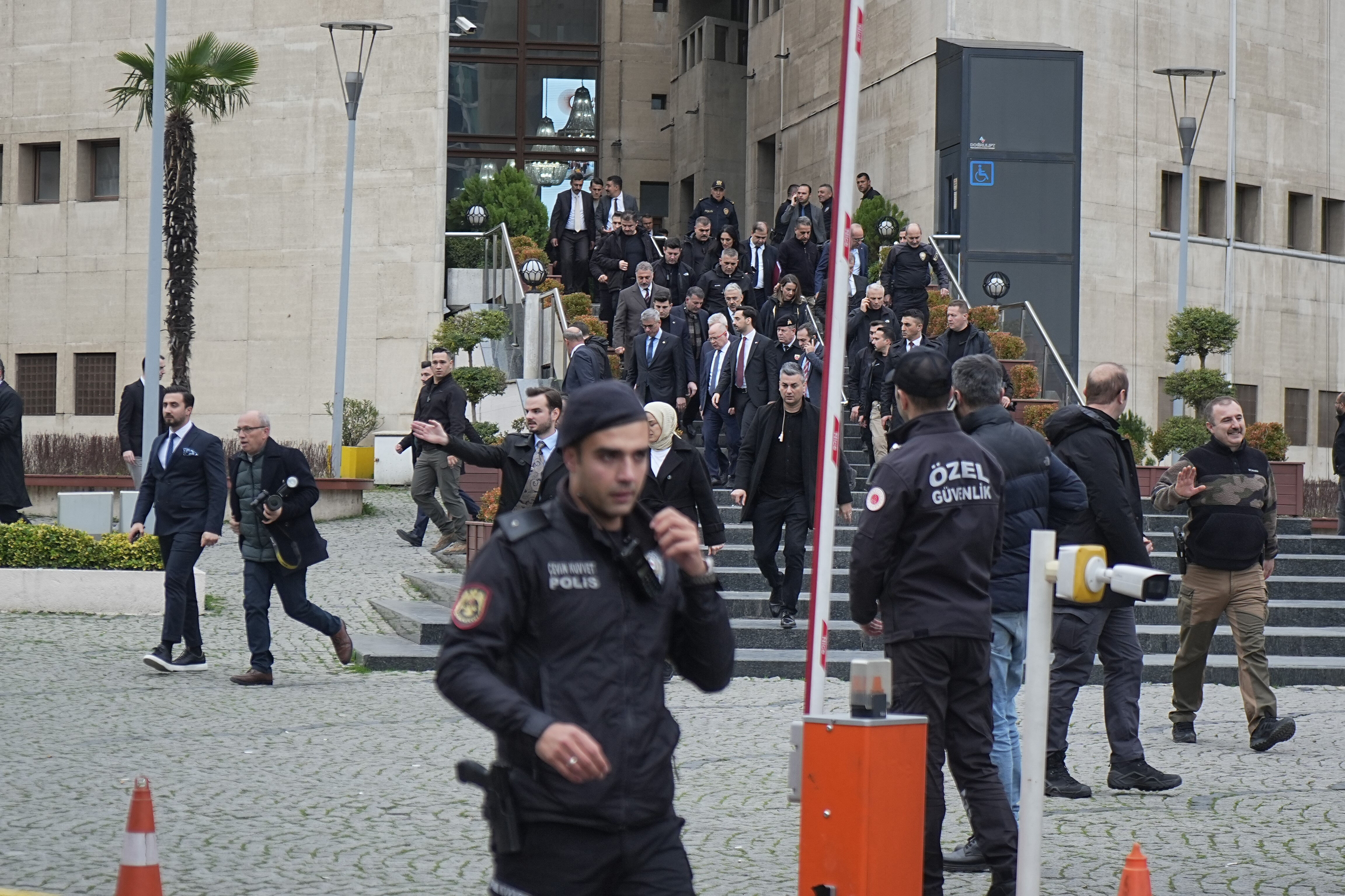 Bursa Adliyesi'nde Kanlı Intikam Oğlunu Felç Bırakan Şüpheliye Saldırdı (2)