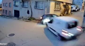 Bursa'da Ara Sokakta Kaza Otomobil Ve Kamyonet Çarpıştı (2)