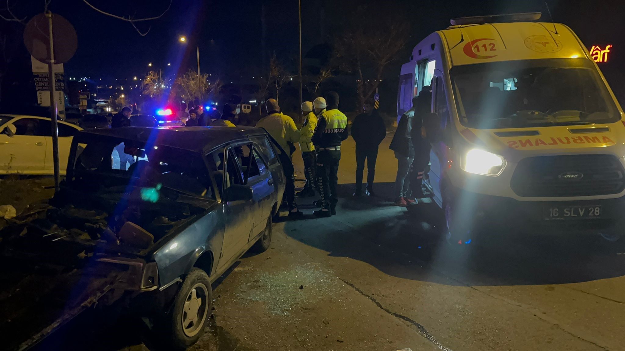 Bursa'da Kafa Kafaya Çarpışan Otomobilden Bir Kişi Sıkışarak Yaralandı (1)