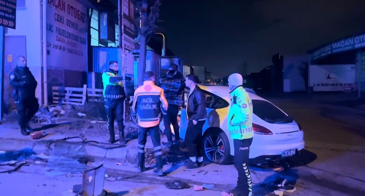 Bursa'da Kafa Kafaya Çarpışan Otomobilden Bir Kişi Sıkışarak Yaralandı (2)