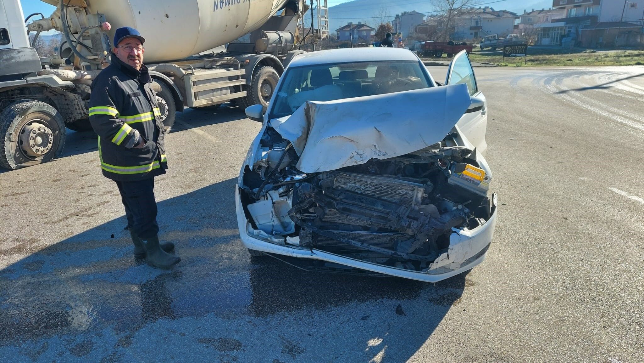 Çanakkale'de Beton Mikseri Ile Otomobil Çarpıştı 1 Yaralı (2)