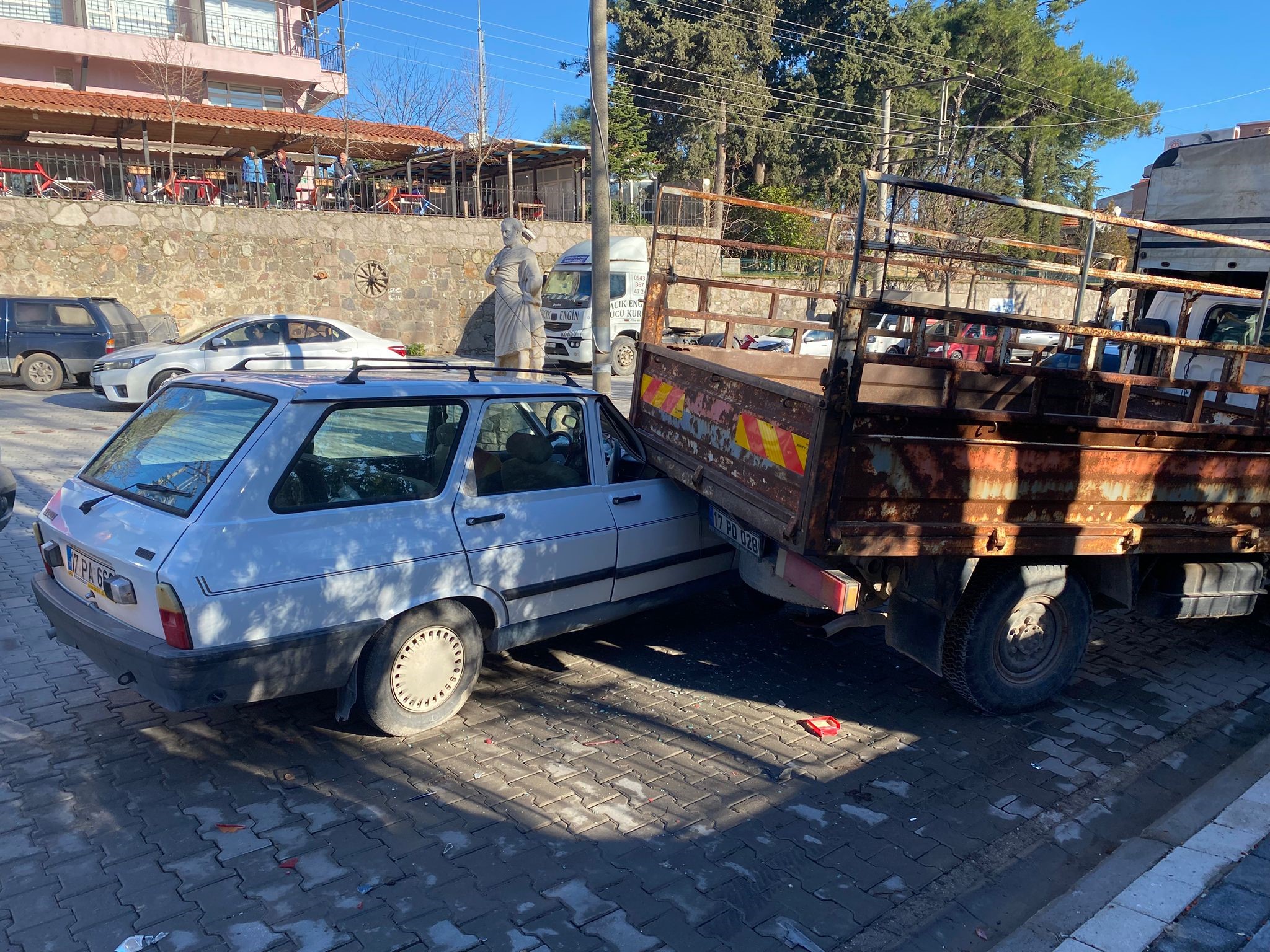 Çanakkale’de Otomobil Kamyonete Arkadan Çarptı (2)