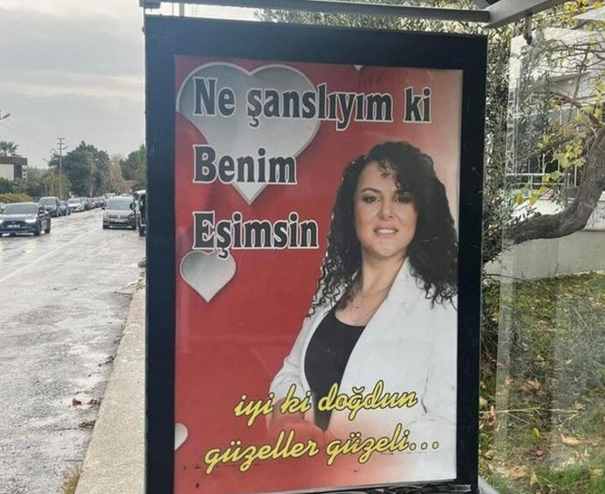 Çanakkale’de Romantik Sürpriz Eşinin Fotoğrafını Otobüs Duraklarına Astı2