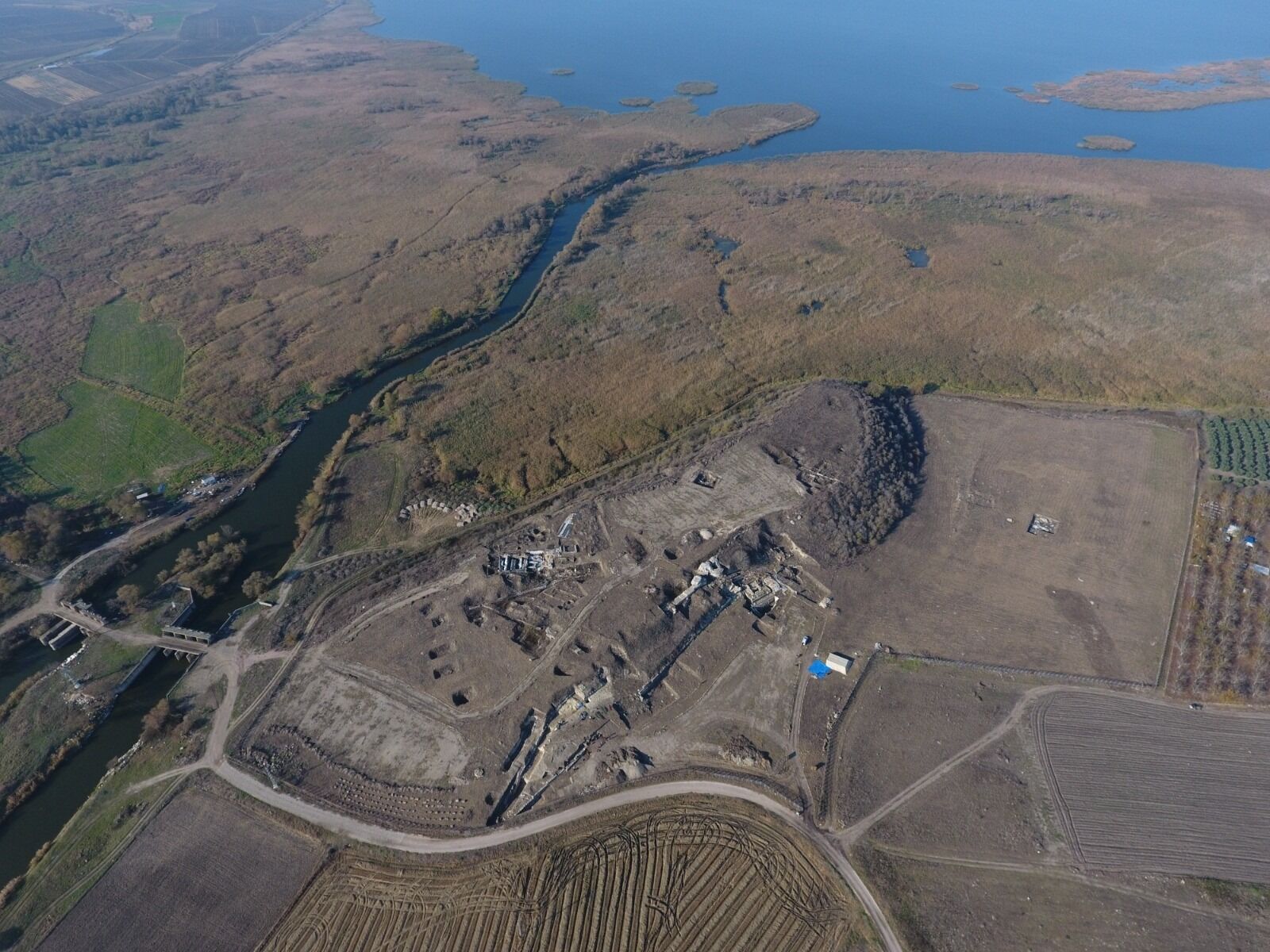 Daskyleion Kazılarında 140 Metrelik Antik Sur Ortaya Çıktı (1)
