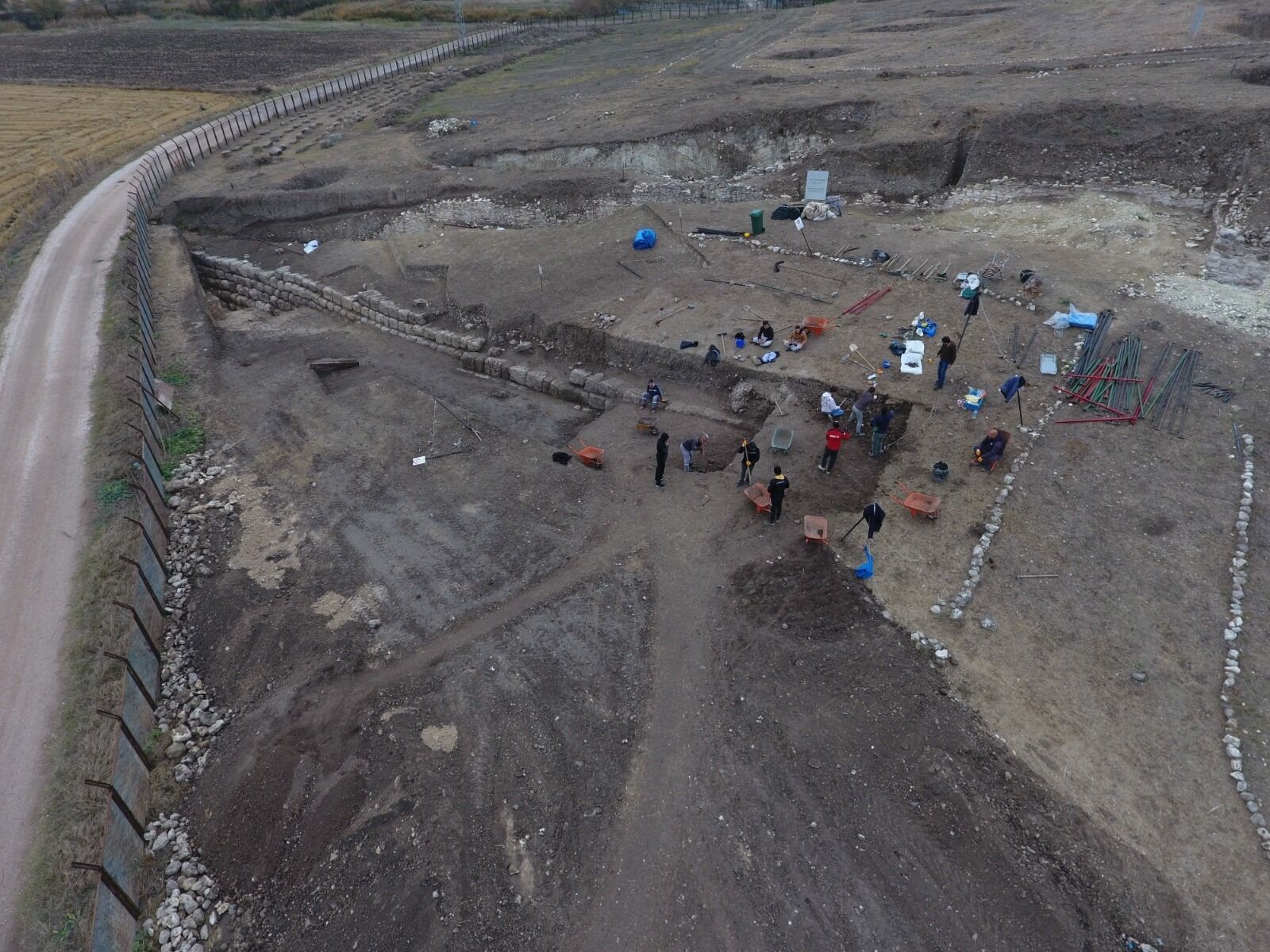 Daskyleion Kazılarında 140 Metrelik Antik Sur Ortaya Çıktı (2)