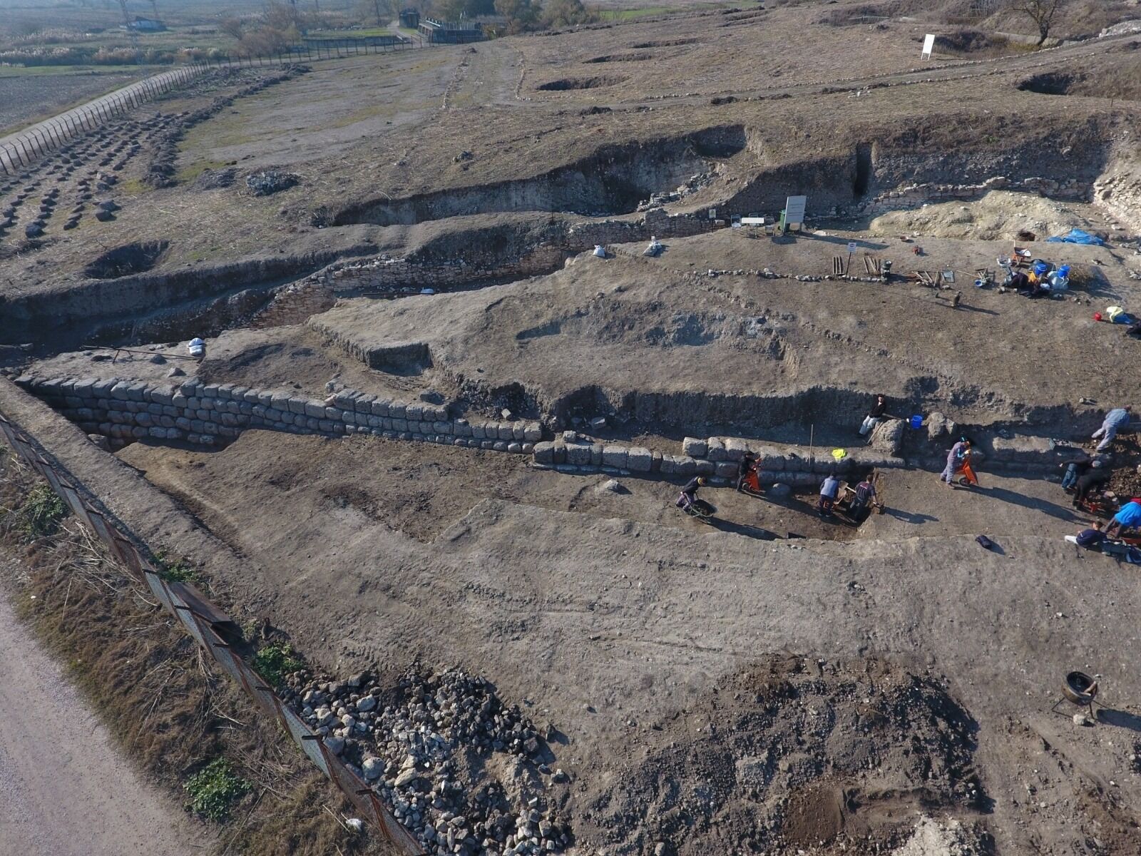 Daskyleion Kazılarında 140 Metrelik Antik Sur Ortaya Çıktı (3)