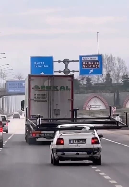 Demir Karyolayı Otomobilin Tavanına Bağlayıp Trafikte Seyrettiler (2)