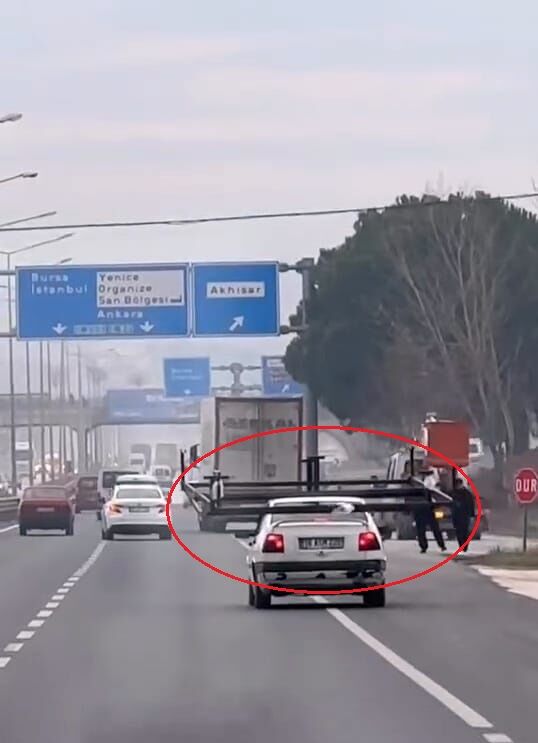 Demir Karyolayı Otomobilin Tavanına Bağlayıp Trafikte Seyrettiler (5)