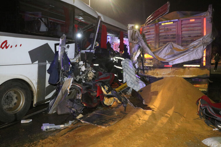 Denizli'de Feci Kaza! Yolcu Otobüsü Tıra Arkadan Çarptı 1 Ölü, 3'Ü Ağır 20 Yaralı 1