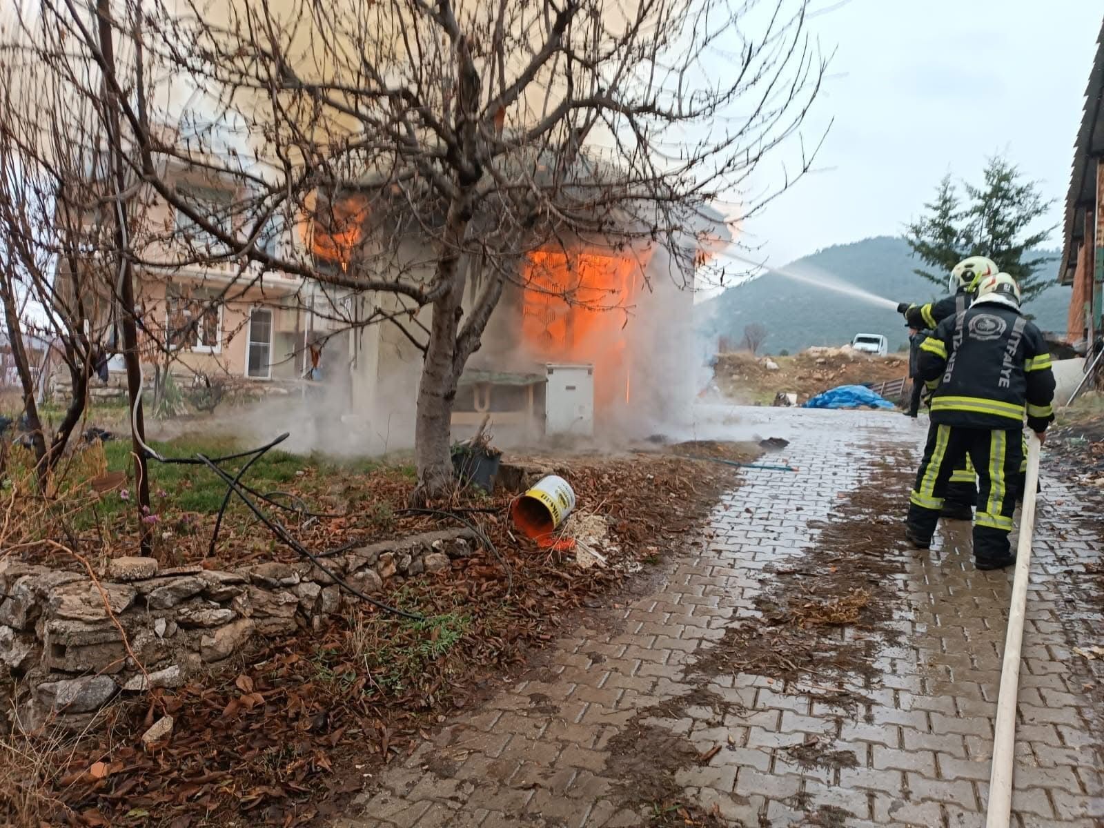 Denizli'nin Çameli İlçesinde Çıkan Yangın Paniğe Sebep Oldu (3)