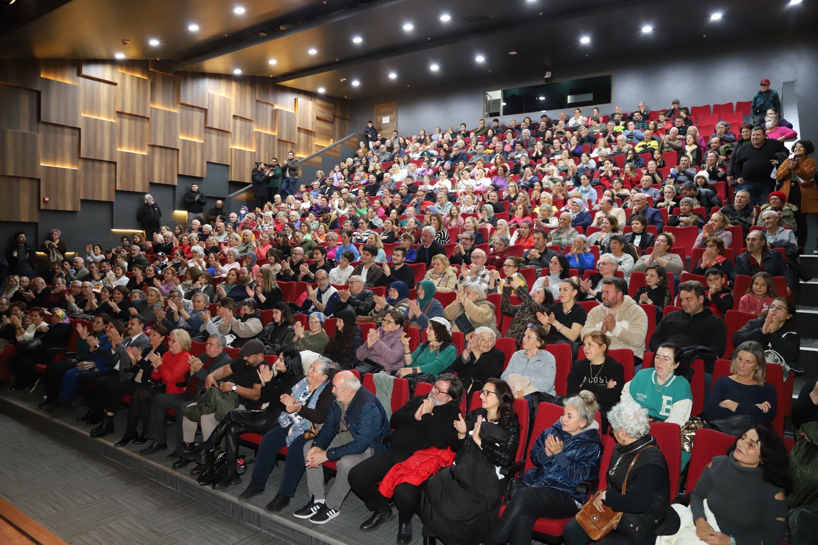 Dikili Belediyesi Tiyatro Topluluğu Ilk Oyununu Sahneledi (1)