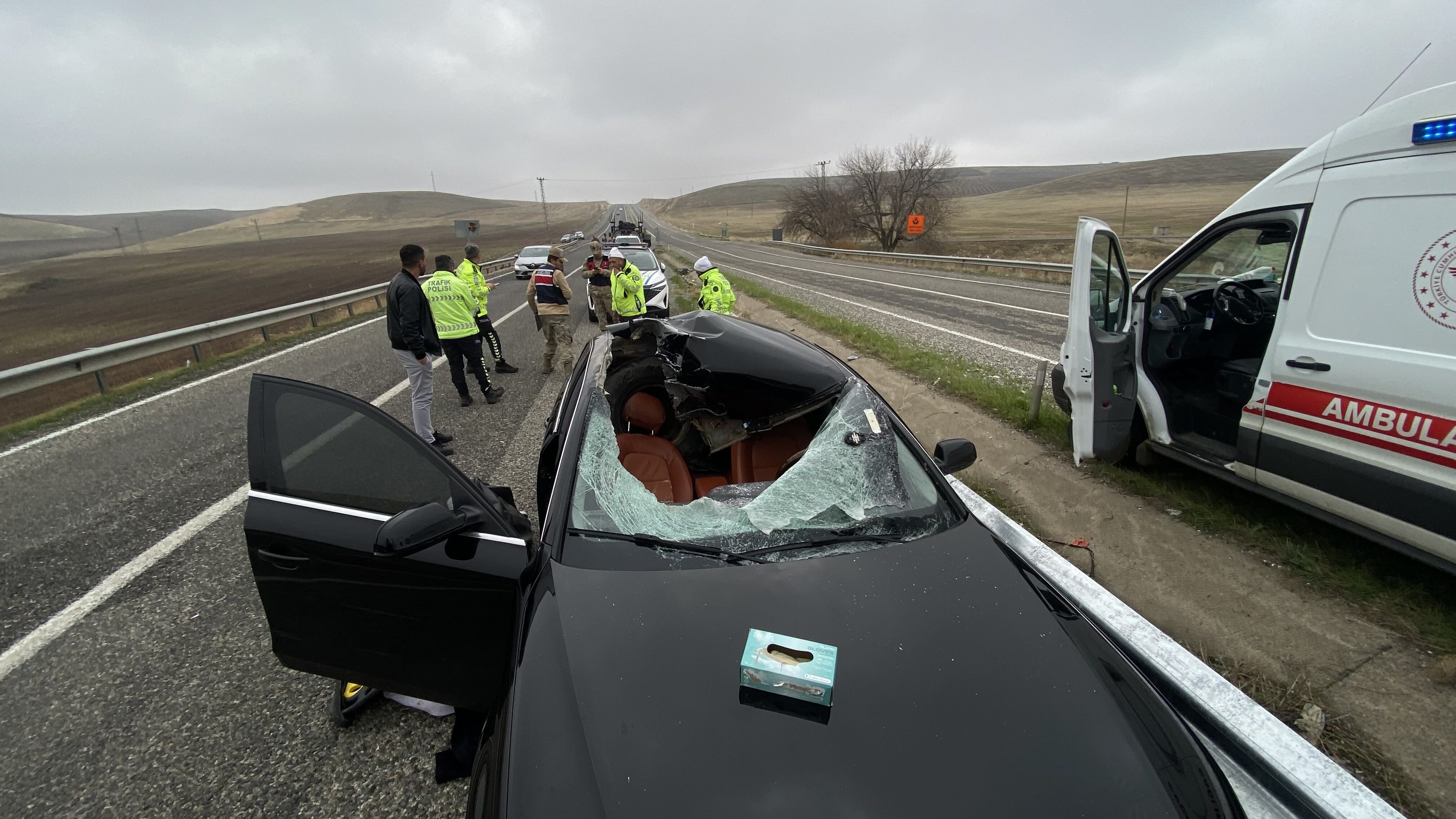 Diyarbakır’da Seyir Halindeki Tırdan Fırlayan Teker Otomobile Düştü 1 Ölü (1)