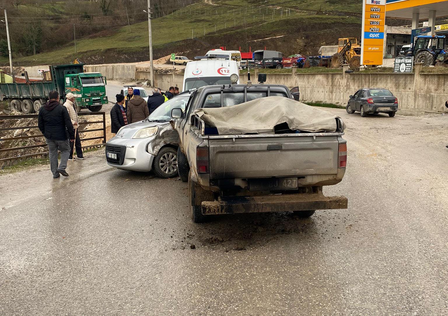 Düzce Yığılca'da Yağmur Sonrası Trafik Kazası 4 Yaralı (2)