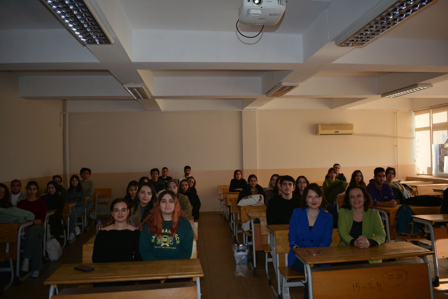 Ege Üniversitesi'nde Etkili Sunum Teknikleri Semineri Düzenlendi (2)