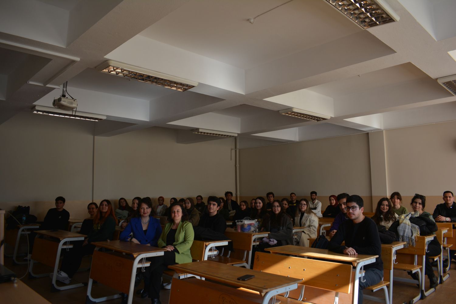 Ege Üniversitesi'nde Etkili Sunum Teknikleri Semineri Düzenlendi (4)