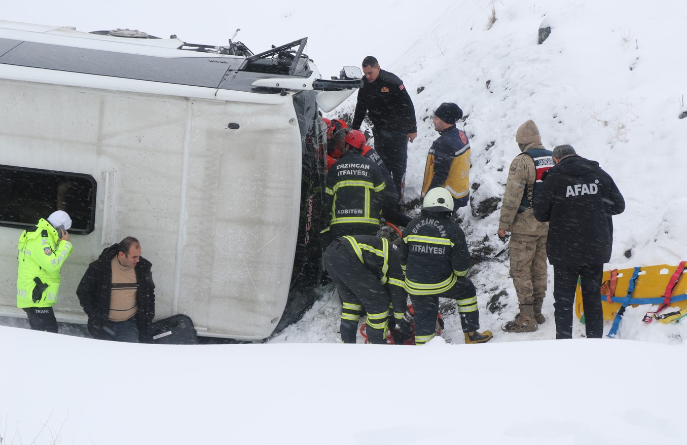 Erzincan’da Yolcu Otobüsü Şarampole Devrildi 21 Yaralı 01