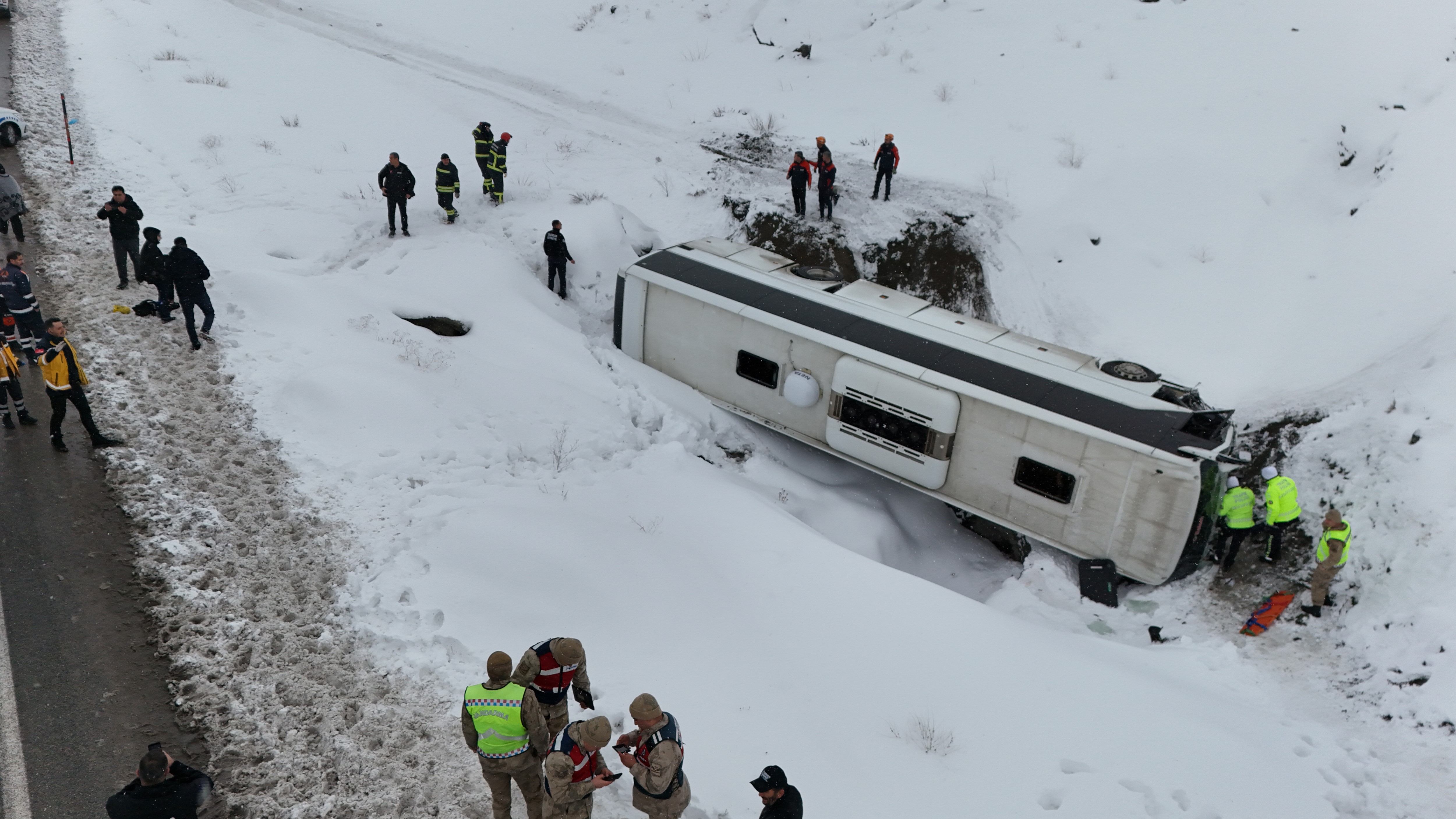 Erzincan’da Yolcu Otobüsü Şarampole Devrildi 21 Yaralı (4)