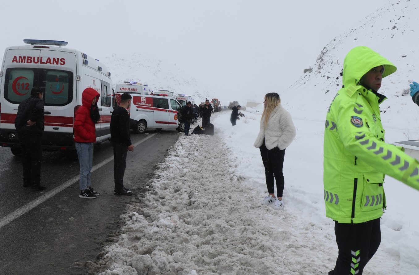 Erzincan’da Yolcu Otobüsü Şarampole Devrildi 21 Yaralı