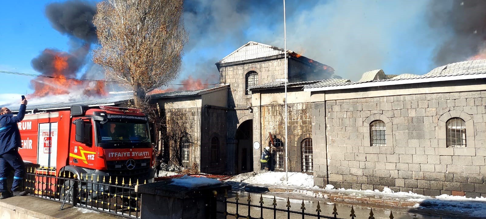 Erzurum’da Tarihi Binada Yangın (2)