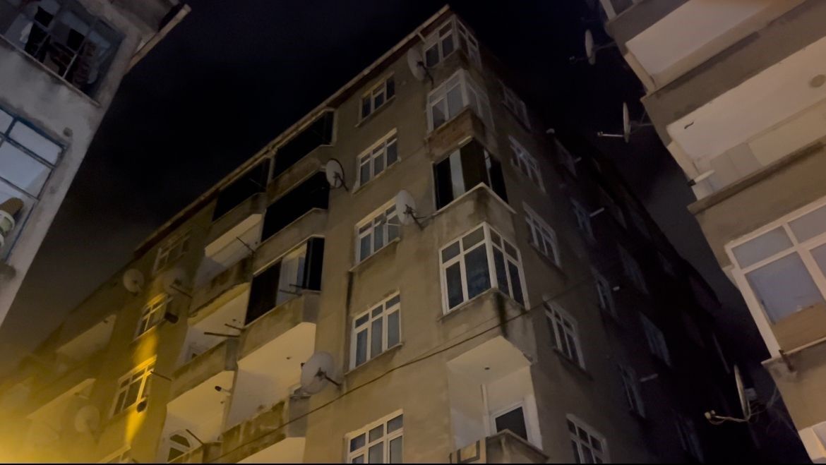 Esenler’de Kolon Çatlağı Panik Yarattı Apartman Boşaltıldı (1)