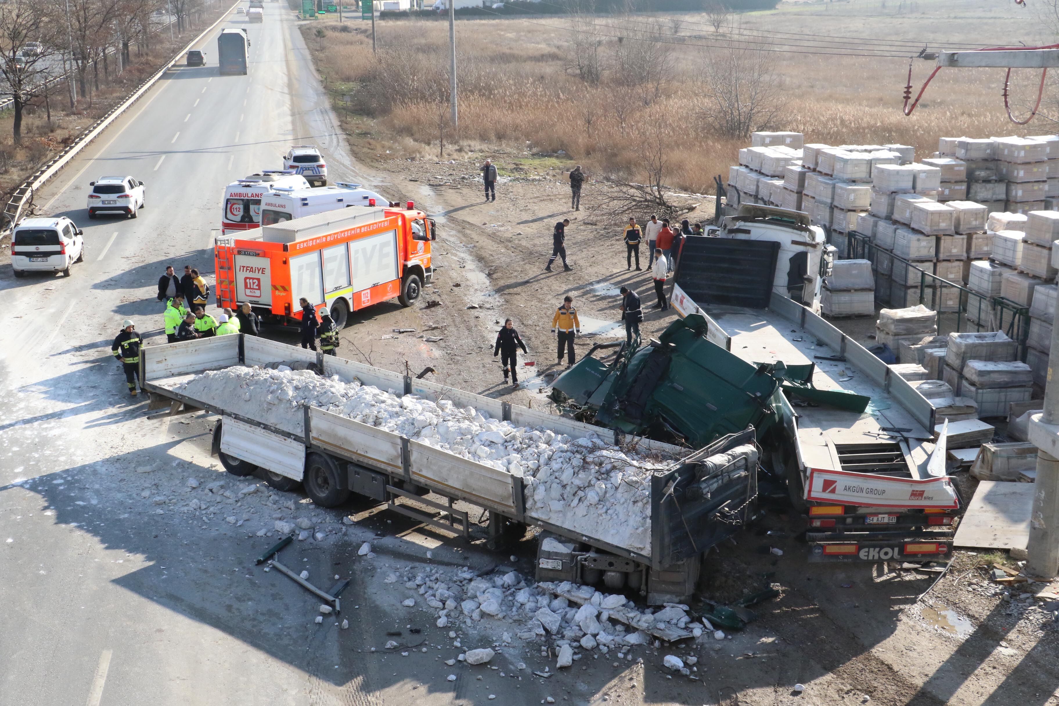 Eskişehir'de Bariyerleri Aşan Tır Karşı Şeritteki Tıra Çarptı 1 Ölü (5)