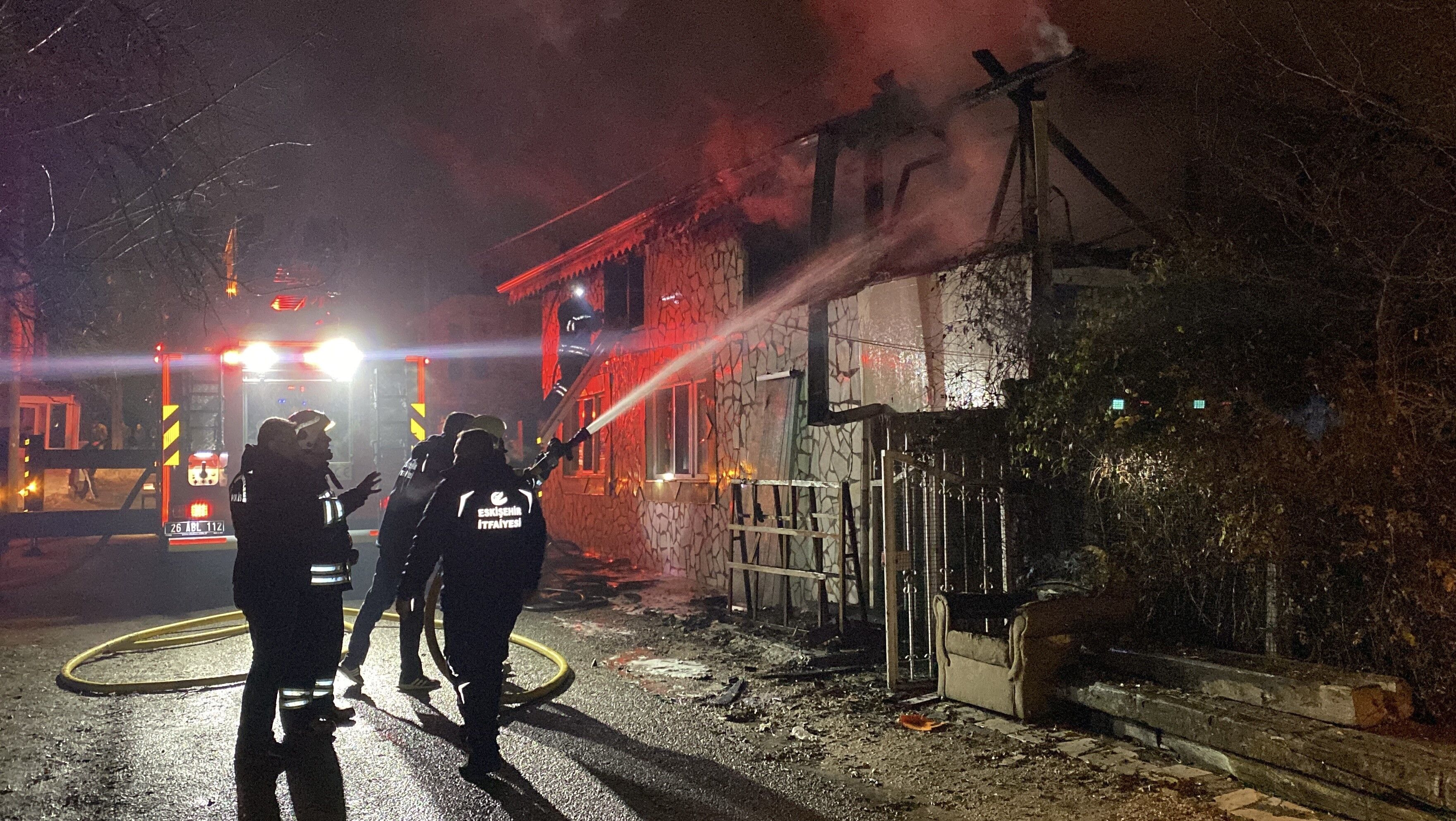 Eskişehir'de Sigortadan Çıkan Yangın Evi Küle Çevirdi (3)