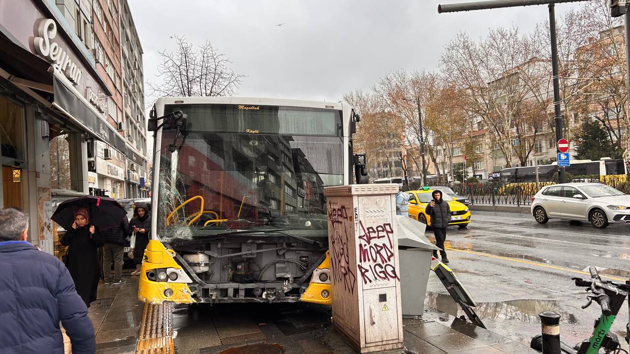 Fatih’te Zincirleme Kaza 2 İett Otobüsü Çarpıştı, Işyerleri Sallandı (2)