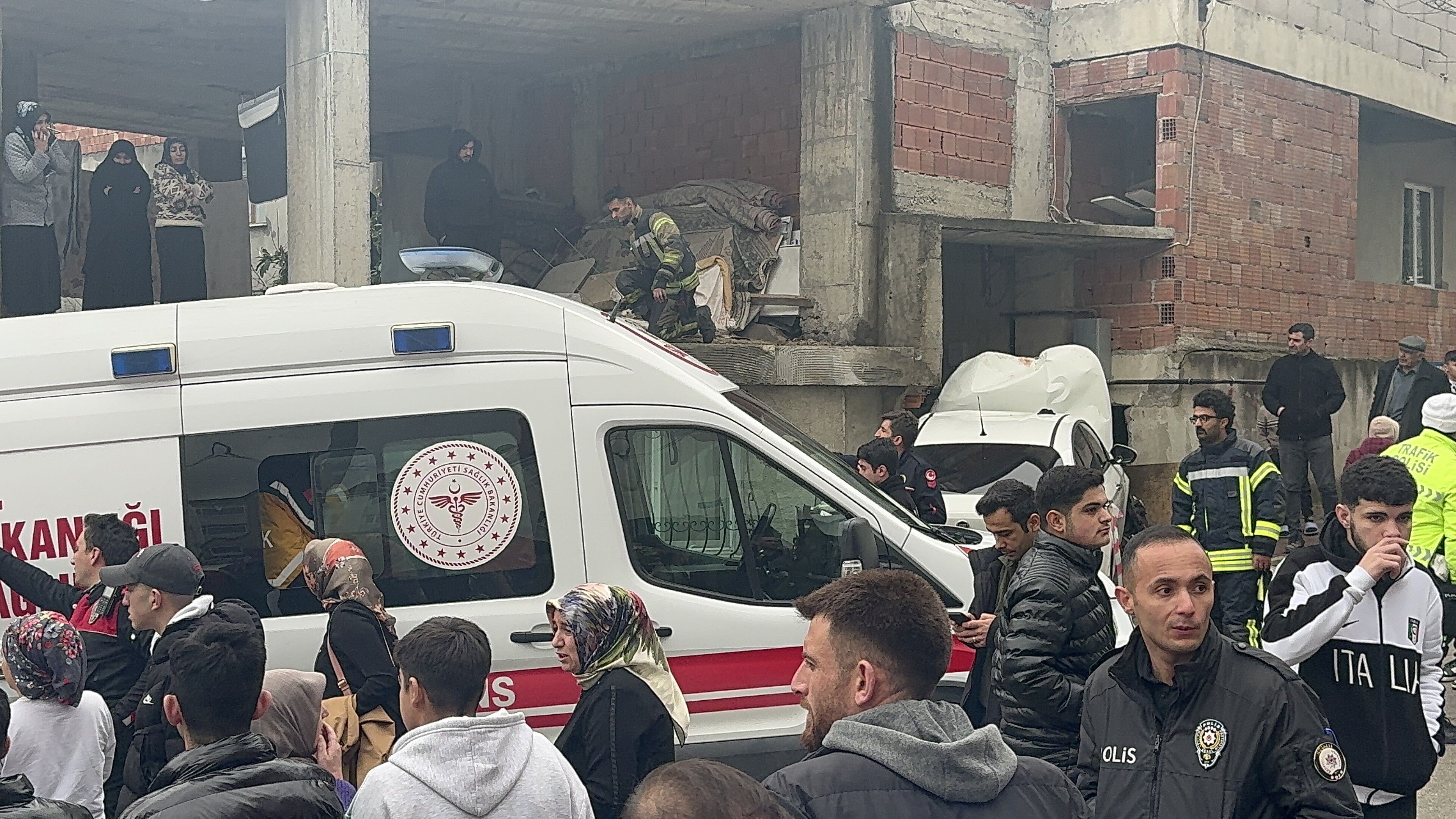Freni Boşalan Otomobil Binaya Çarptı 4 Yaralı (2)